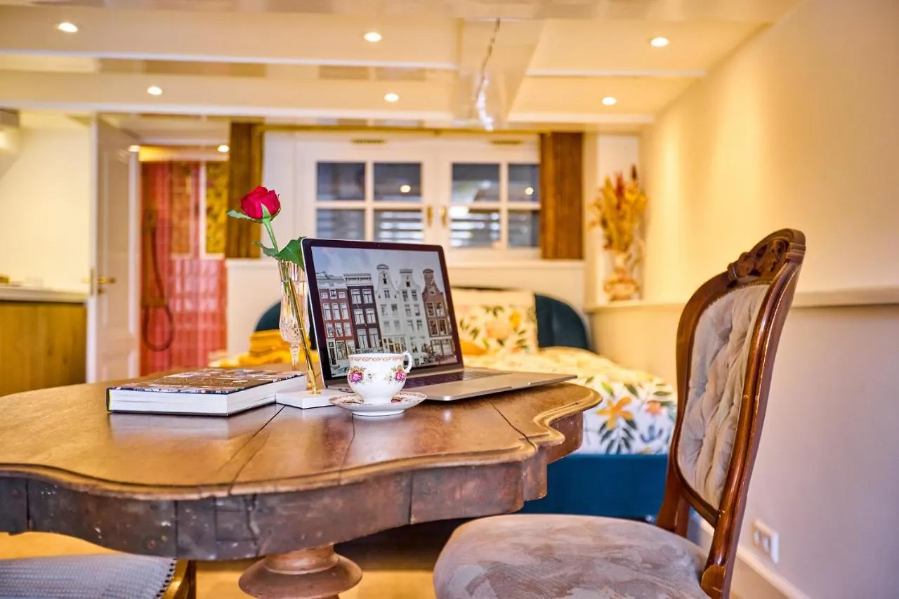 Studio Next To Skinny Bridge Near Rembrandtsquare Amsterdam Appartement